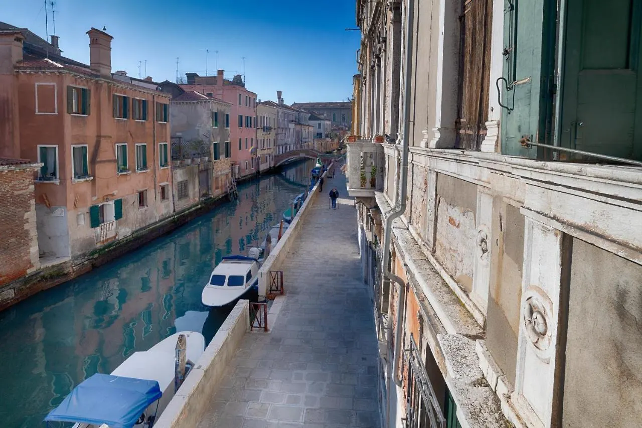 Vintage Venice Apartment